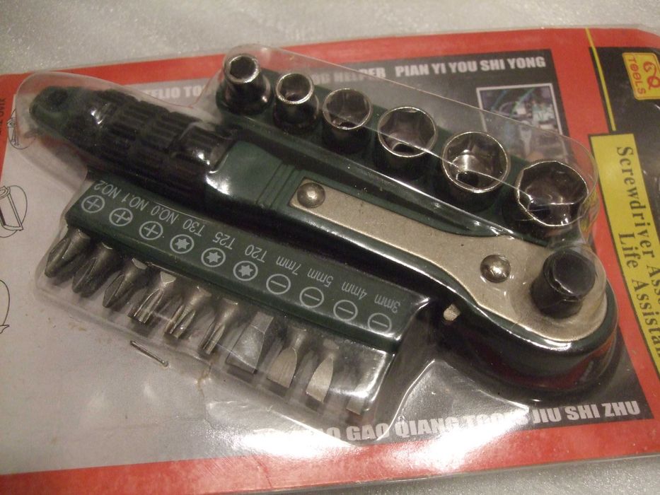 KLUCZ Z GRZECHOTKĄ ZESTAW KOŃCÓWKI Nasadki 1/4" Bity 16 el Uniwersalny