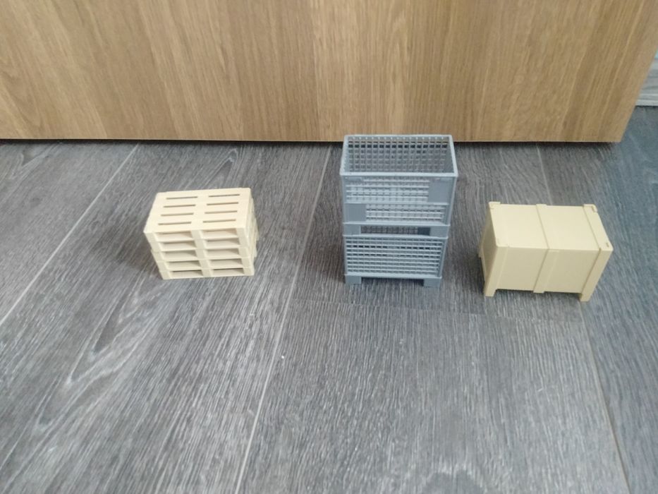 Pakeciak ze skrzynią paletami i koszykami