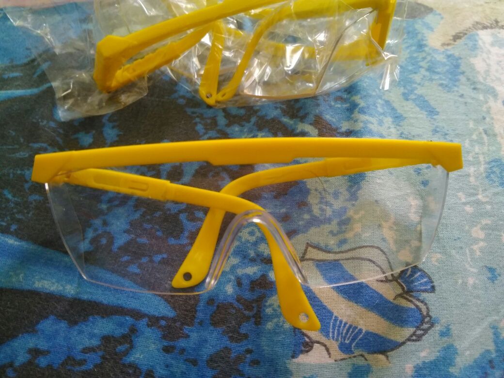 Защитные очки , пластик .