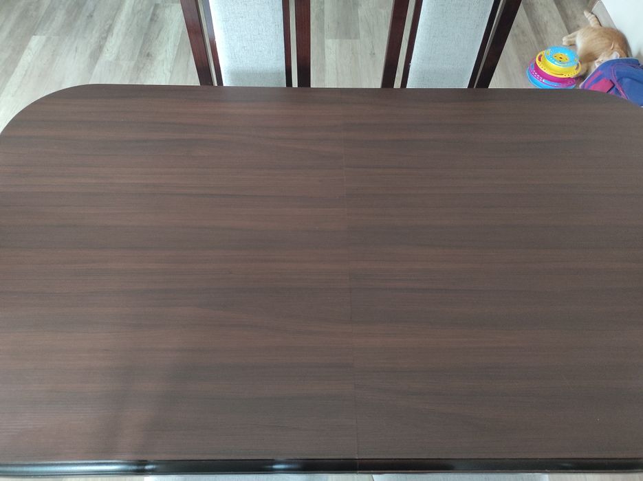 Stół rozkładany z krzesłami