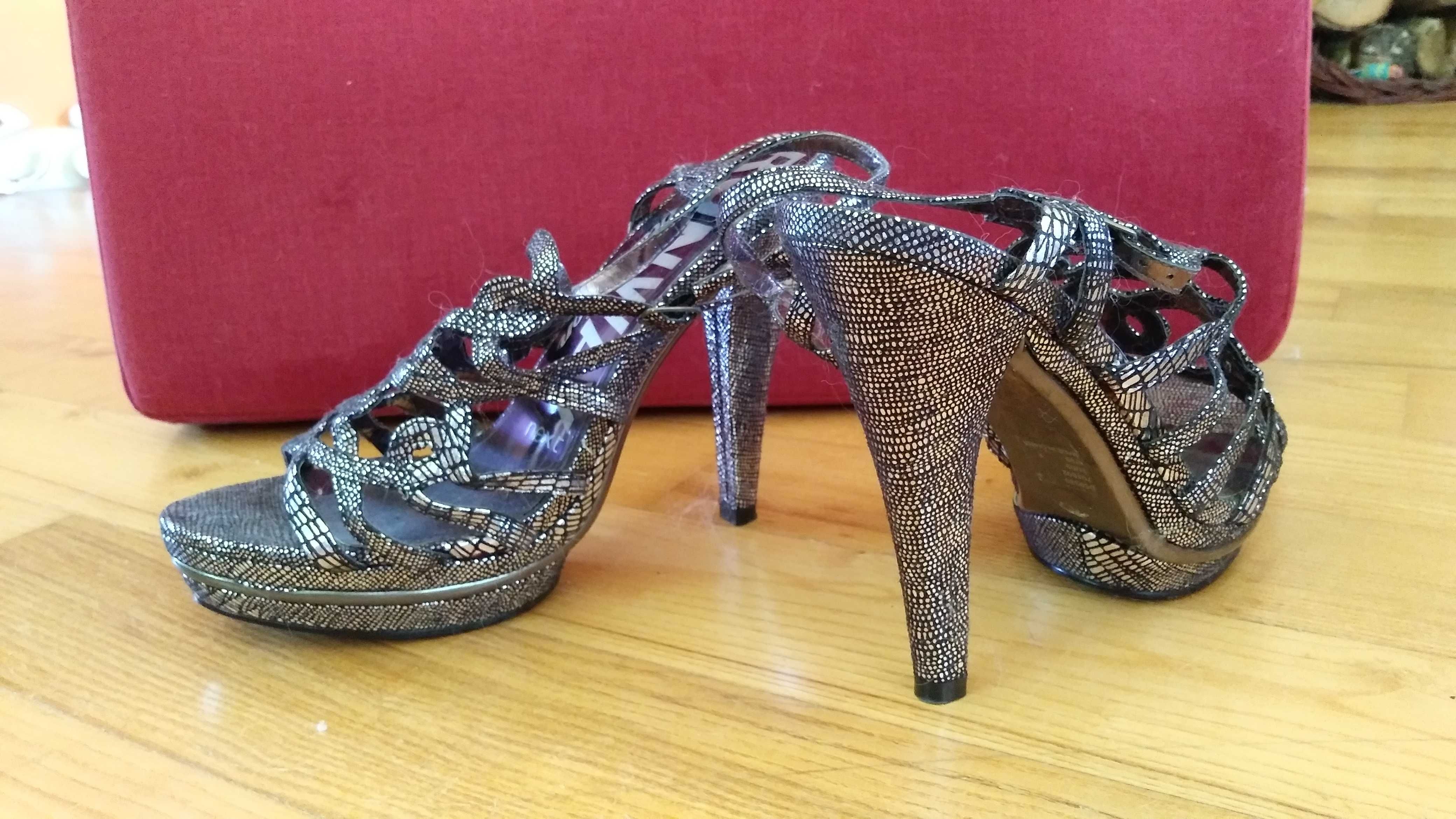 Buty na obcasie RUNWAY Collection NEXT