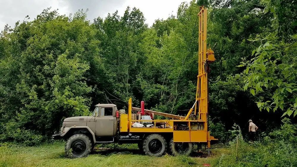 ЯКІСНО буріння свердловин Скважина на воду. Монтаж встановлення насоса