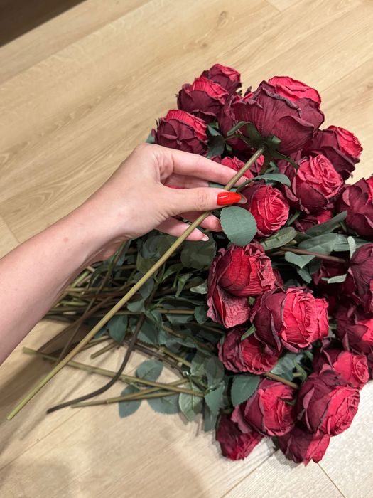 Bukiet czerwonych róż prezentuje się bardzo naturalnie