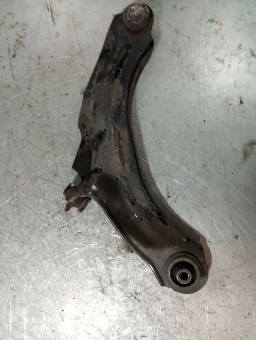 Braço de suspensão frente esquerdo RENAULT Clio IV (BH_)