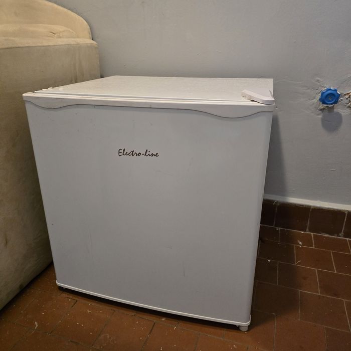 Lodówka biurowa w 100% sprawna. Maly zamrażalnik