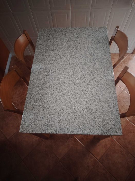 Mesa de cozinha em granito, com 4 cadeiras