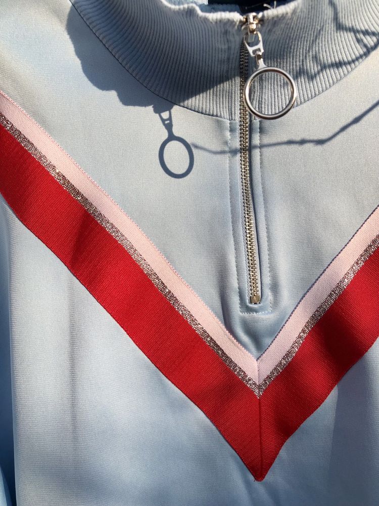 Niebieska bluza ze stójką i lampasami