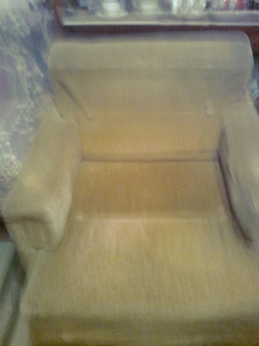 Велюровое кресло кремового цвета, украина
