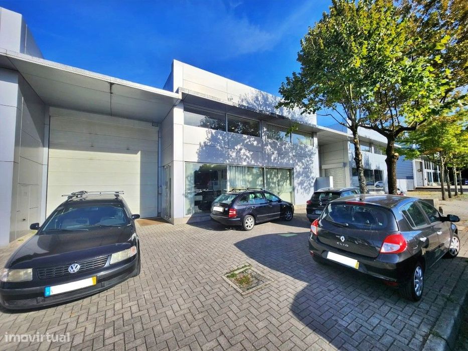 Armazém com 700m2 em Parada de Tibães