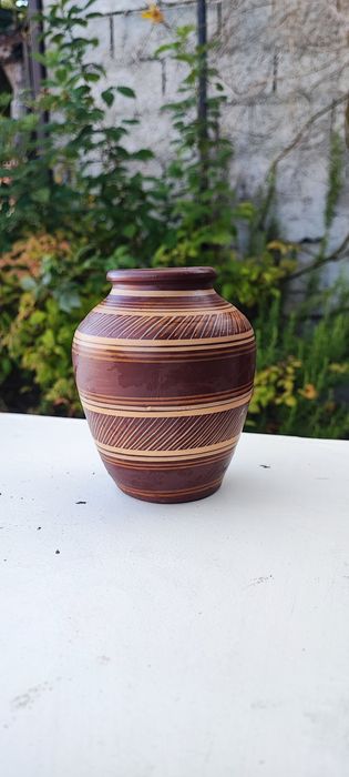 Jarro em barro e pintado