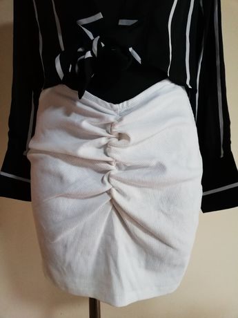 Biała prążkowana spódnica mini