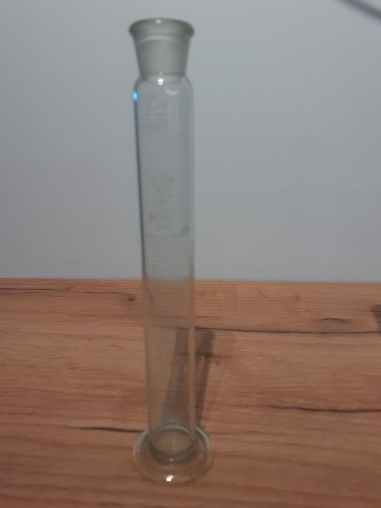 Szklany cylinder miarowy o pojemności 25 ml. Na szlif