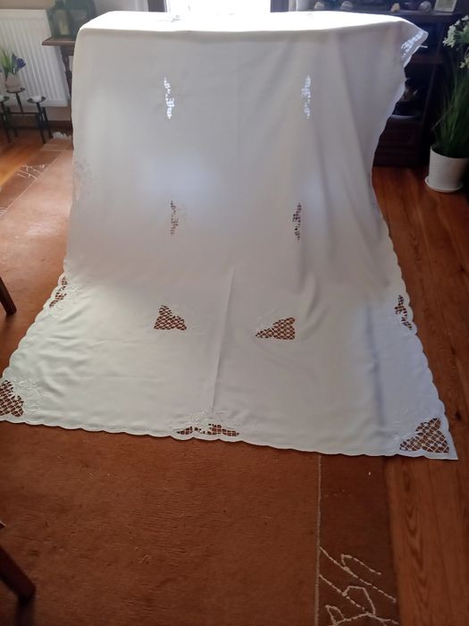 Obrus z haftem richelieu
