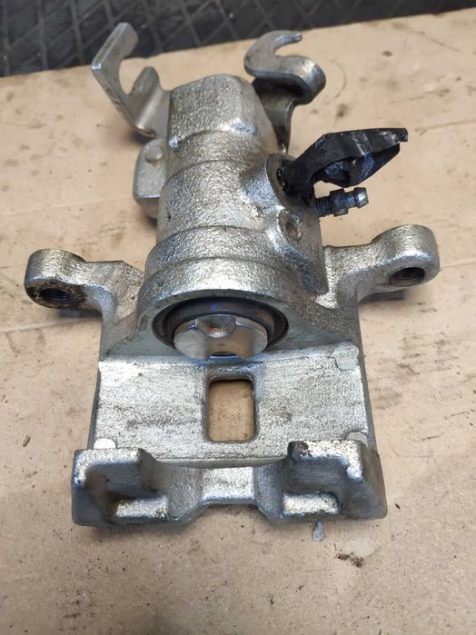 Суппорт тормозной задний правый Мазда 6