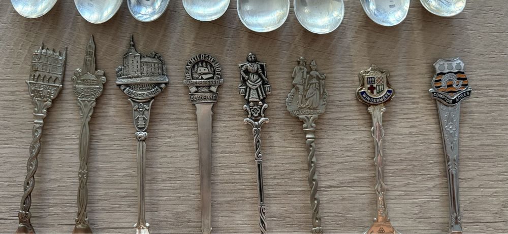 18 pamiątkowych łyżeczek kolekcjonerskich z różnych krajów