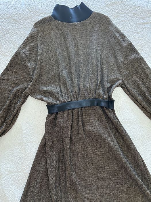 Vestido com mangas e gola