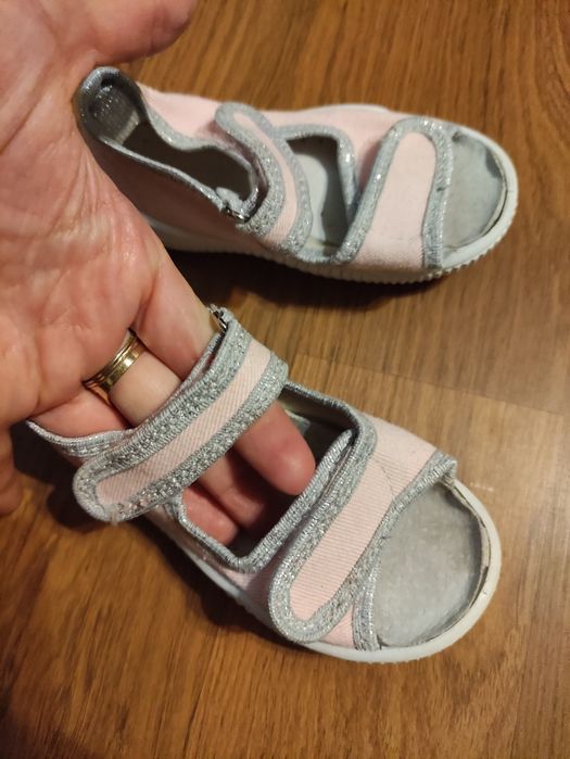 Sandałki dziewczęce r. 23