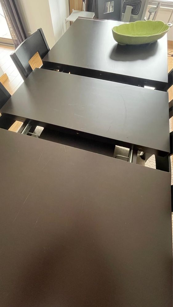 Mesa extensível com possibilidade de ficar com três medidas diferentes