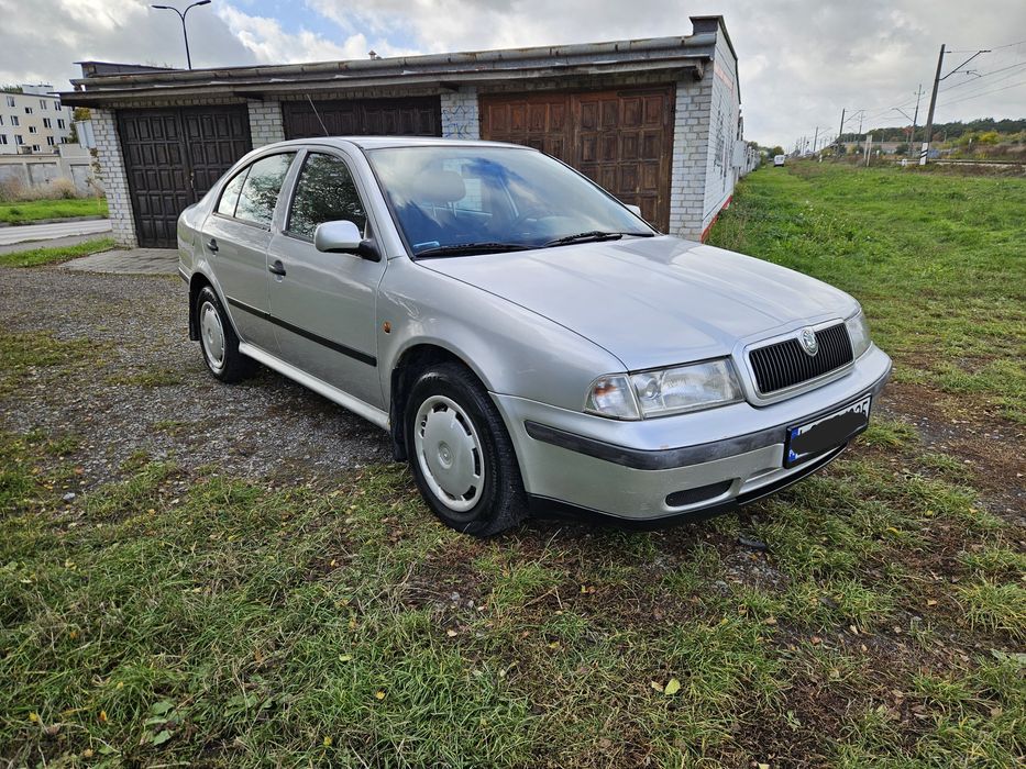Skoda Octavia 1999 рік 1,6 бензин для військових
