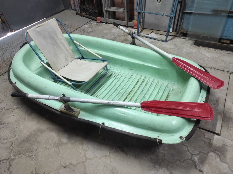 Лодка пластиковая