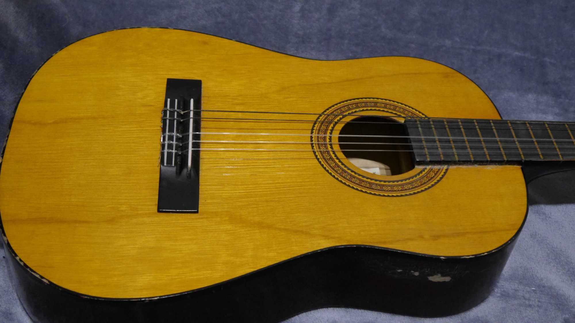 Gitara akustyczna vintage, dobrze przechowywana