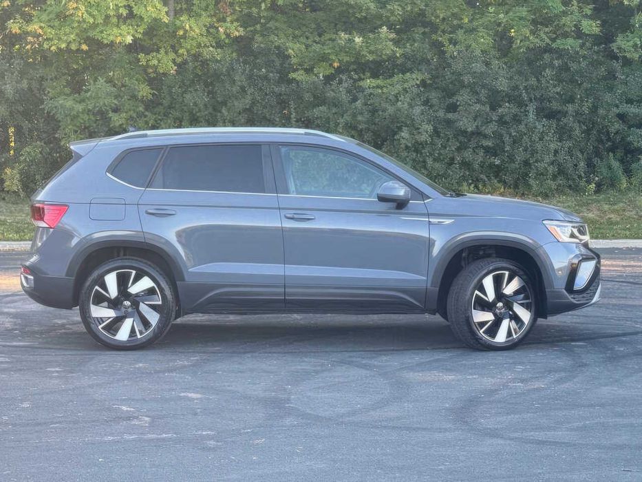Volkswagen Taos      2024