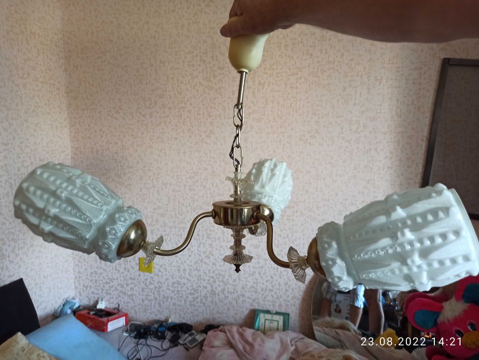 прожектор галогенный, люстры на пять, три и один плафон