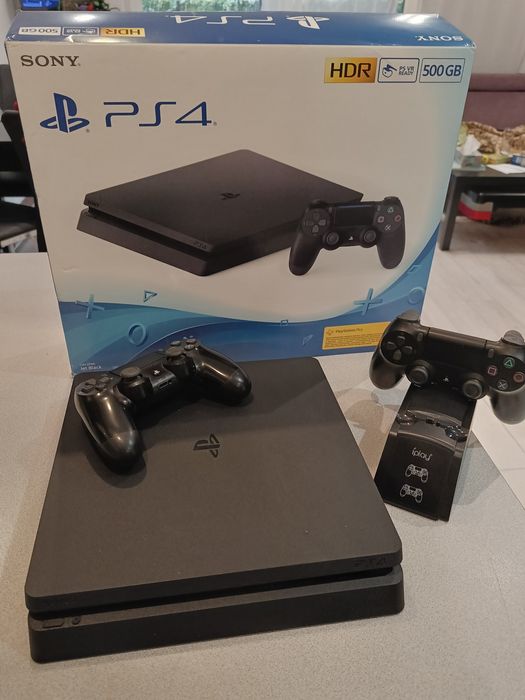 PS 4 slim + dwa pady