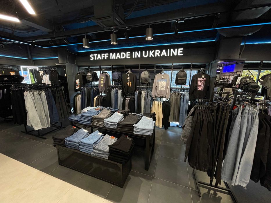 Обладнання, торгові меблі для магазинів одягу, взуття