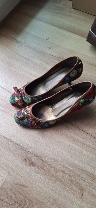 Sapatos ganga bordados