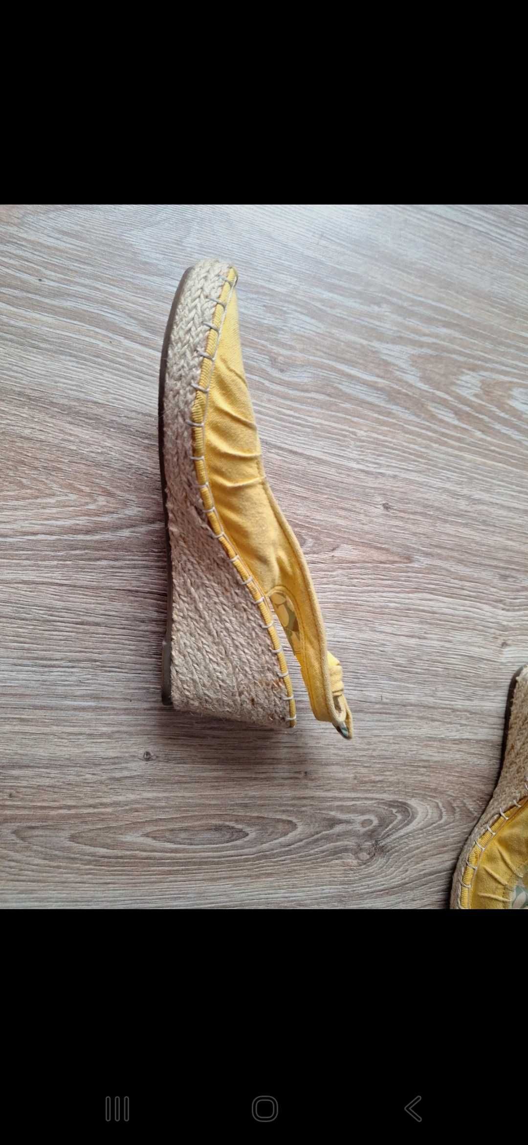 Letnie buty na koturnie
