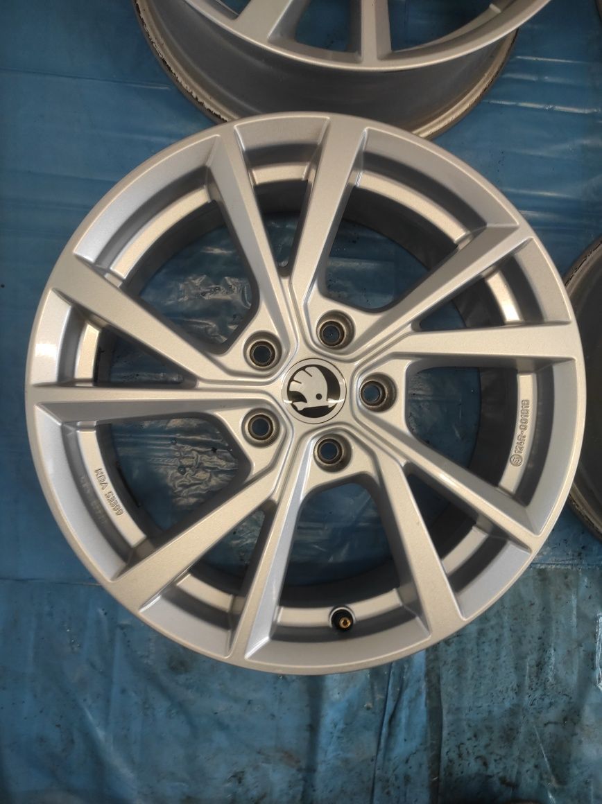 585 Felgi aluminiowe SKODA R 17 5x112 otwór 57,1 Bardzo Ładne