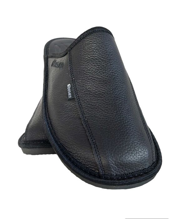 Pantofle męskie domowe ze skóry w kolorze czarnym z zakrytymi palcami.