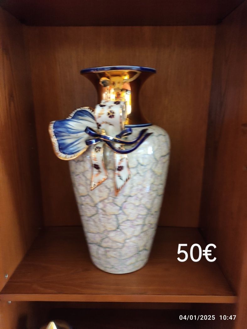 Várias peças de porcelana como novas