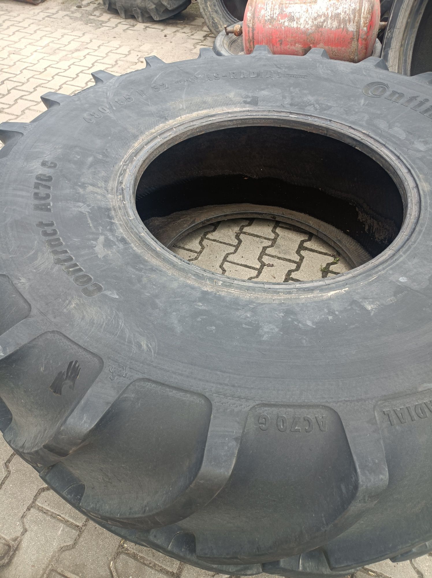 Opona Continental 680/85 R32