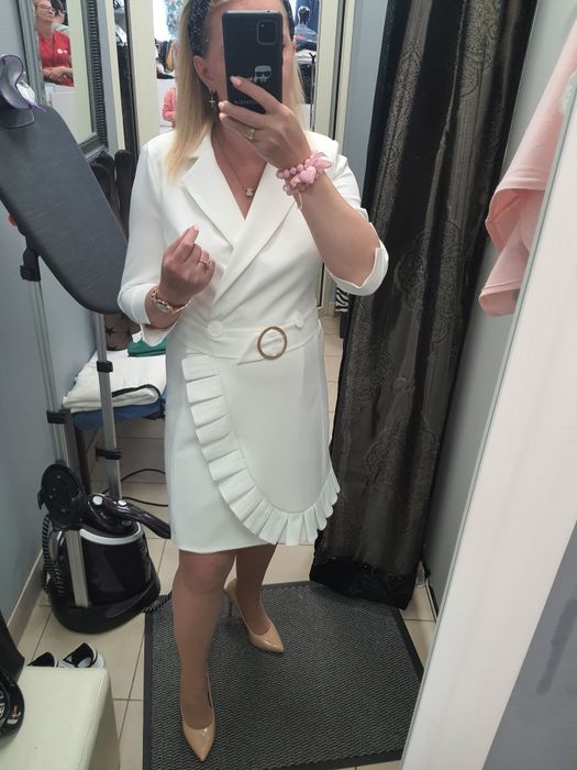 Sukienka marynarkowa z falbanką, elegancki płaszczyk 2w1