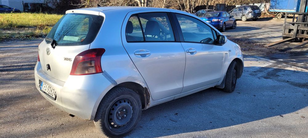 Lampa błotnik zderzak Yaris 2  Części