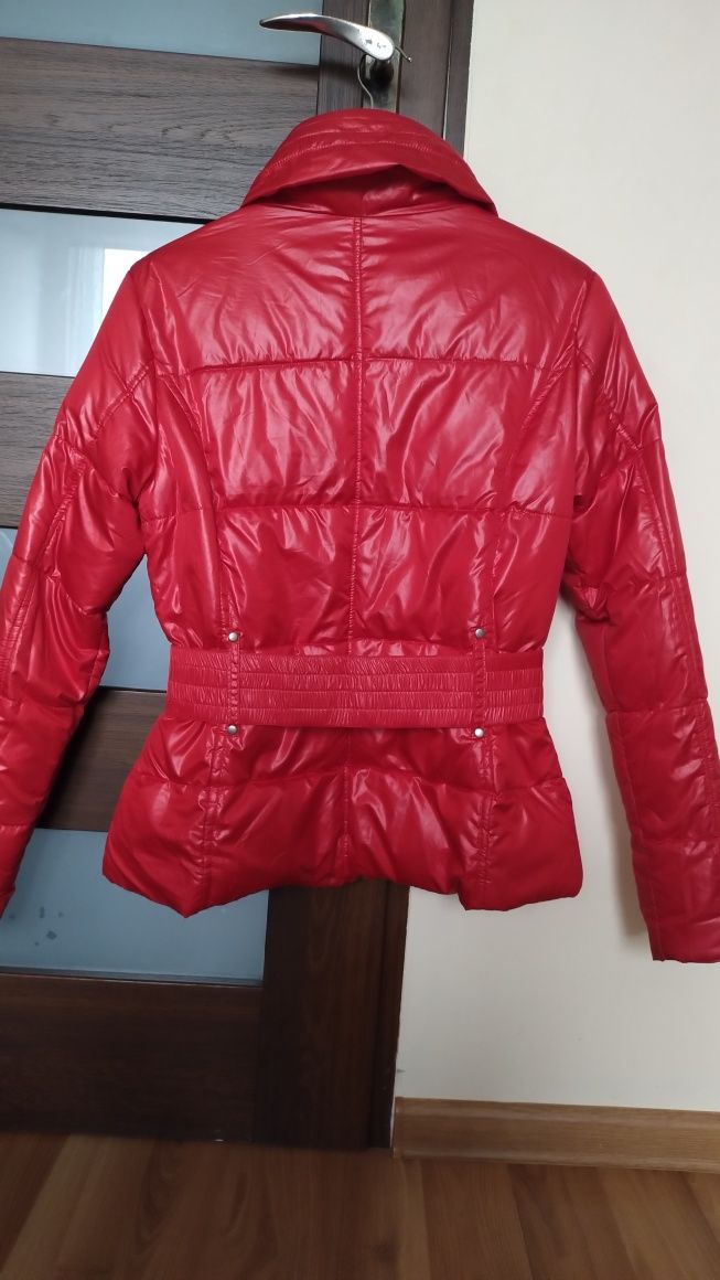 Czerwona kurtka pikowana