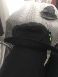 Czarny kapelusz DKNY