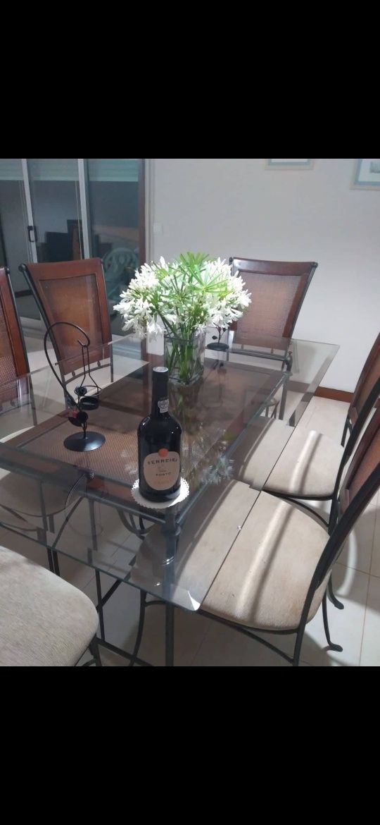 Mesa com 6 cadeiras