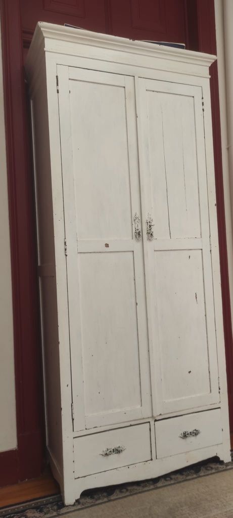 Roupeiro em madeira