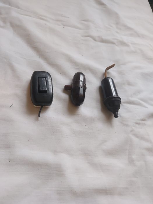 Trzy bakelitowe wyłączniki