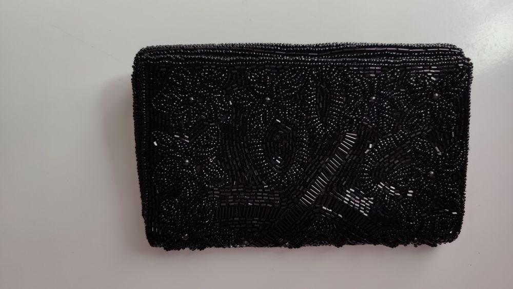 Клатч з чорного бісеру