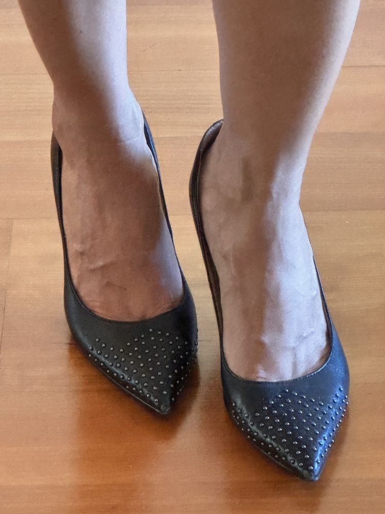 Sapatos pele preta Guess salto alto