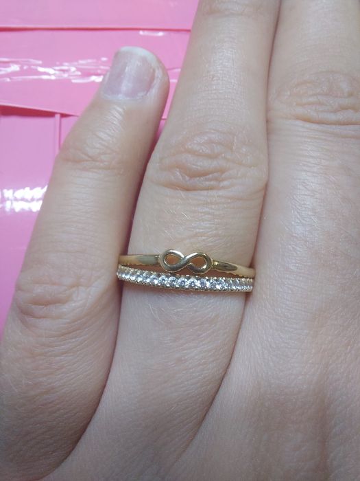 Piękny złoty pierścionek z cyrkoniami