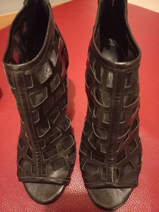 Sapatos pretos em pele