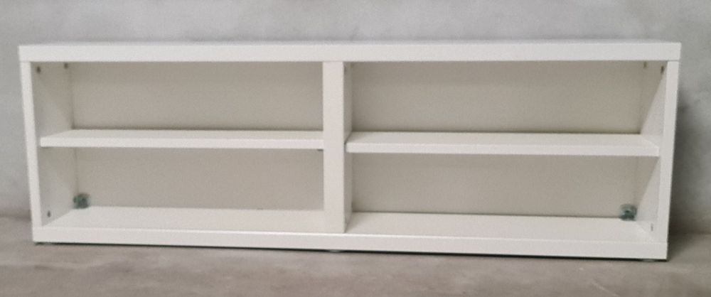 Białą półka Ikea Besta 120 cm, można ją też postawić