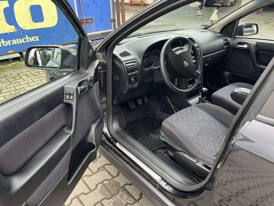 Sprzedaję samochód Opel Astra.
