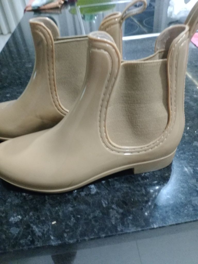 Vendo botins de borracha para cá chuva e tom de bege