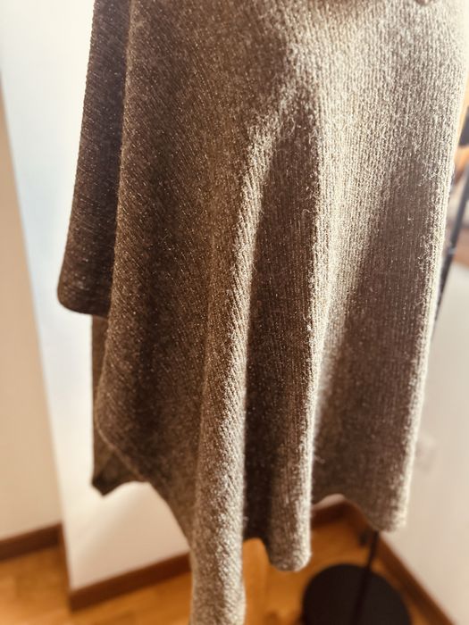 Ponche ou capa em tom verde sem marcas de uso